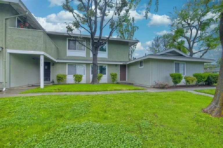 2520 Wanek Rd #B — Photo 2