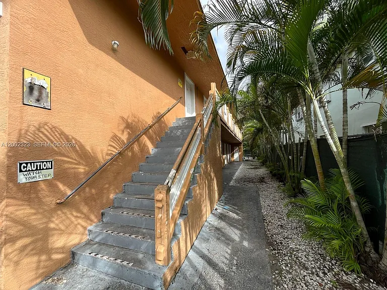 608 SW 16th Ave #3 — Photo 3