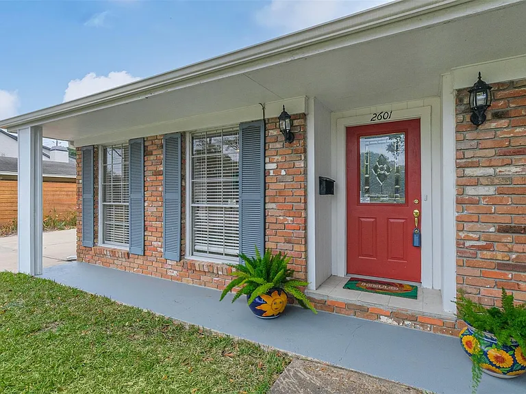 2601 Briarhurst Dr — Photo 2