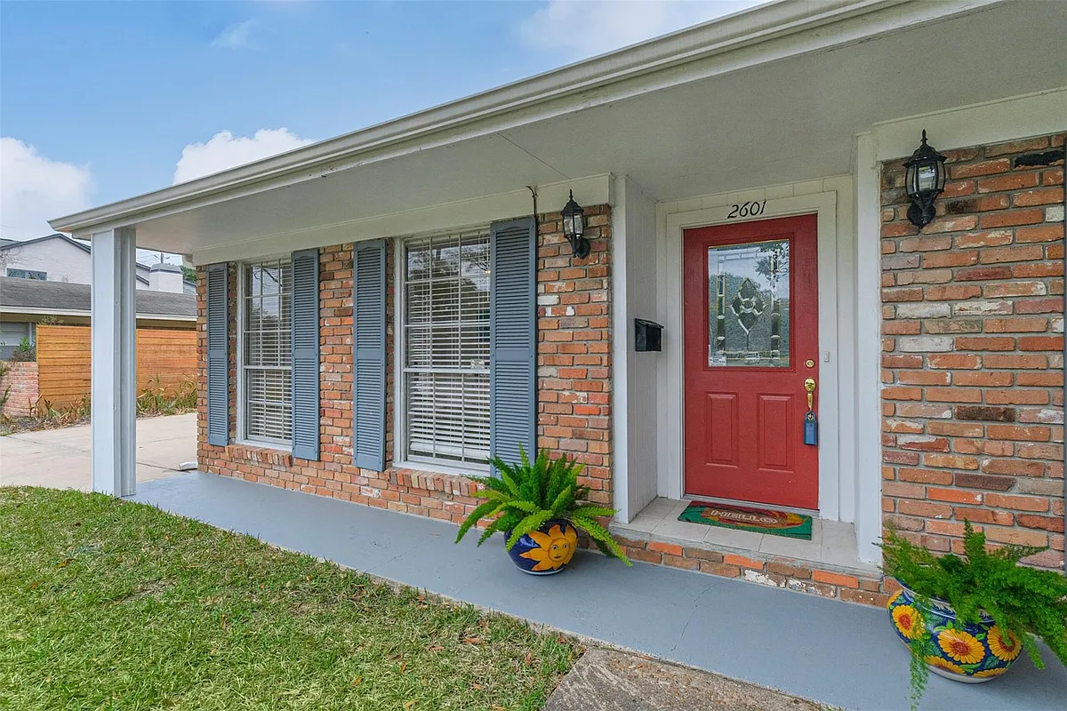 Building Photo - 2601 Briarhurst Dr