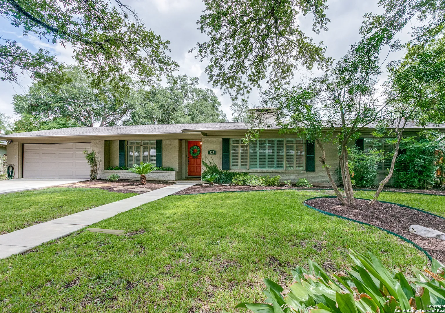 Charming Northridge 3-Bedroom — Photo 1