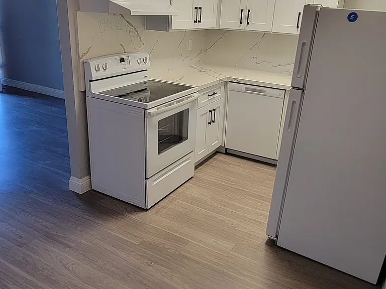 Catalina Gardens Apartments — Photo 8