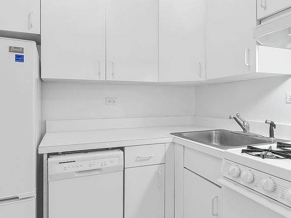 3rd image of 330 E 49th St APT 3E