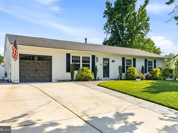 15 Grayburn Dr, Marlton, NJ 08053