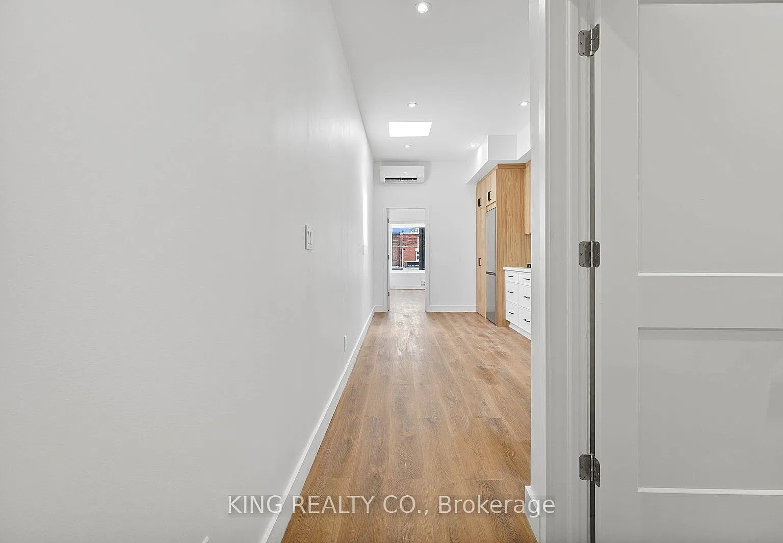 2219 Dundas St W — Photo 4
