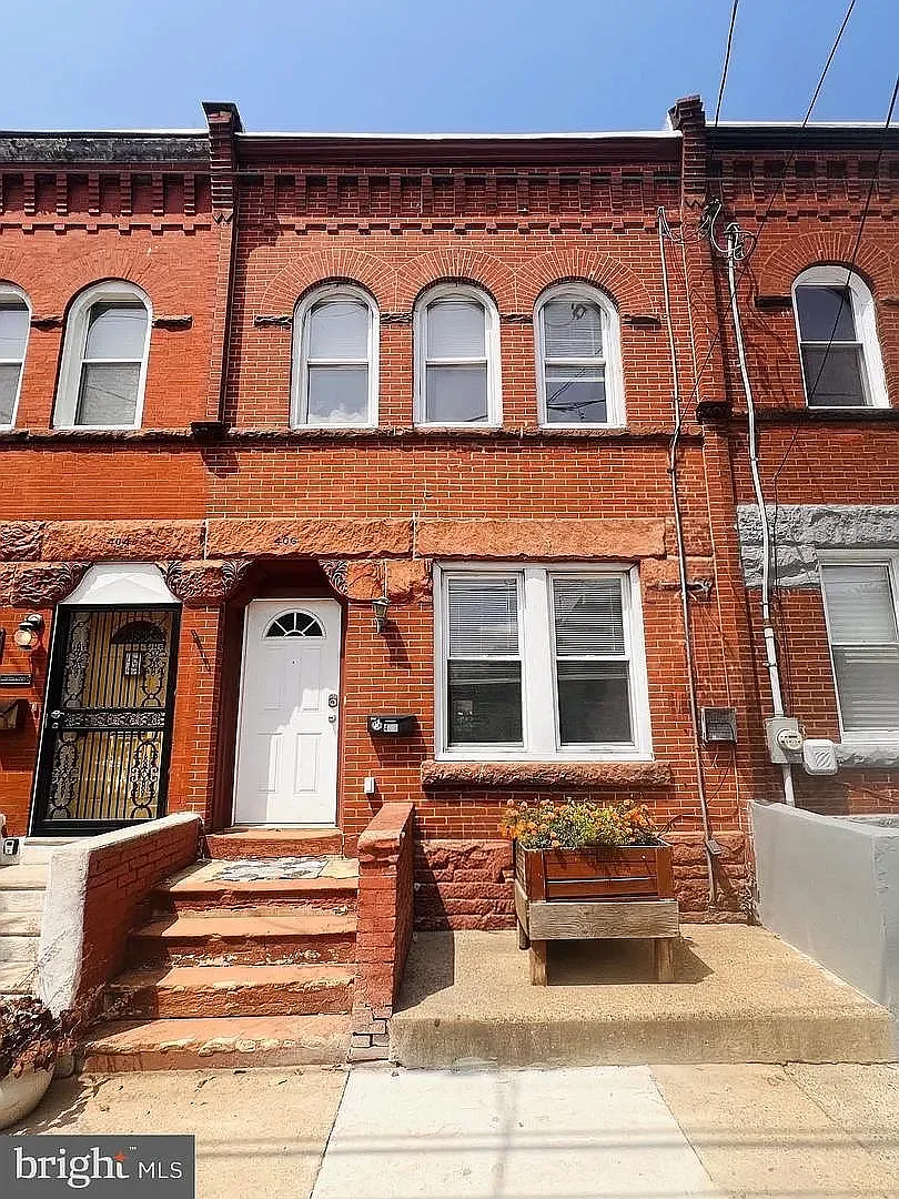 3 bed, 1.5 bath, 1170 sqft, $2,140 — Photo 1