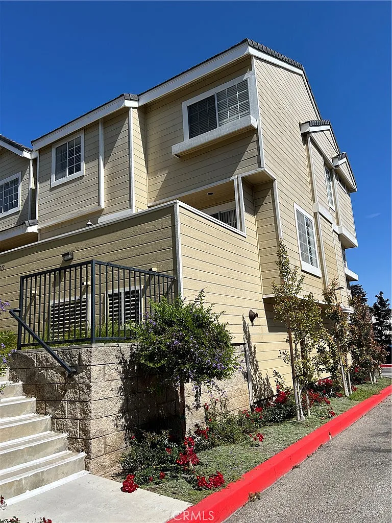3 bed, 2.5 bath, 1404 sqft, $4,200 — Photo 4