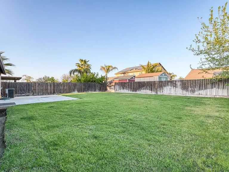 551 S Kona Ave — Photo 22