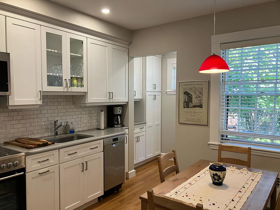 Eat-in Kitchen