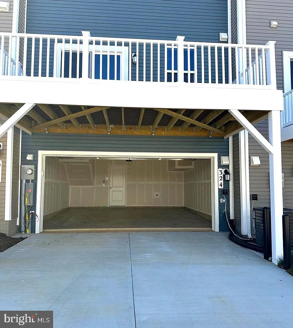 3 bed, 4.0 bath, 1766 sqft, $2,100 — Photo 4