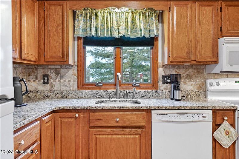 4th image of 5 Cayuga Court