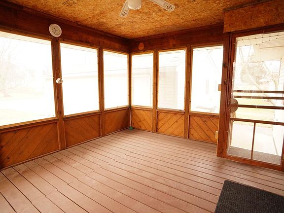 Attached screened in porch