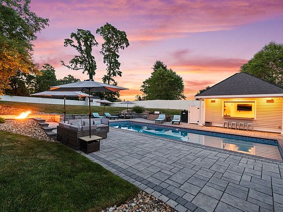 5th image of 7 Bridle Spur Ln