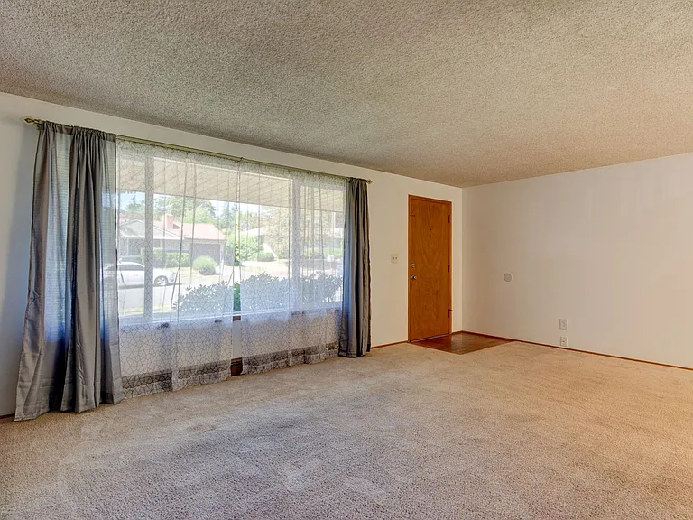 1677 NE 7th Ct — Photo 4