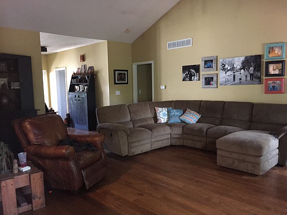 3rd image of 410 Winding Brook Dr