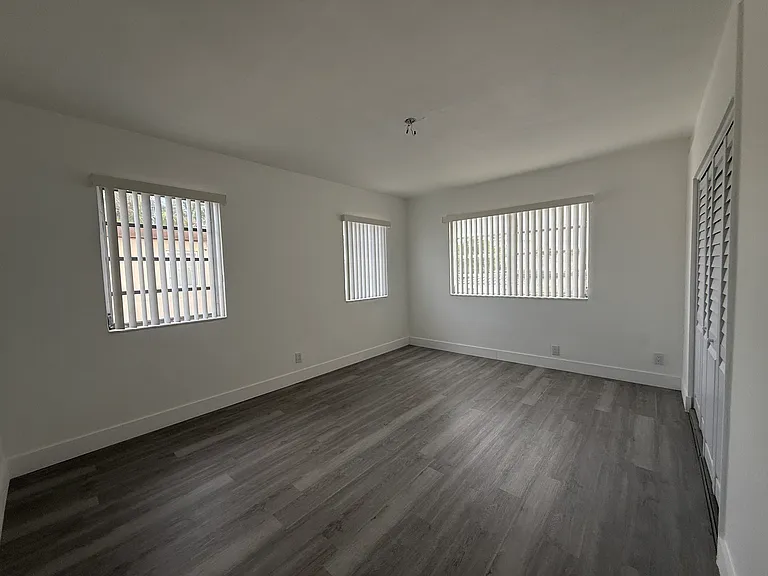 615 82nd St #3 — Photo 38