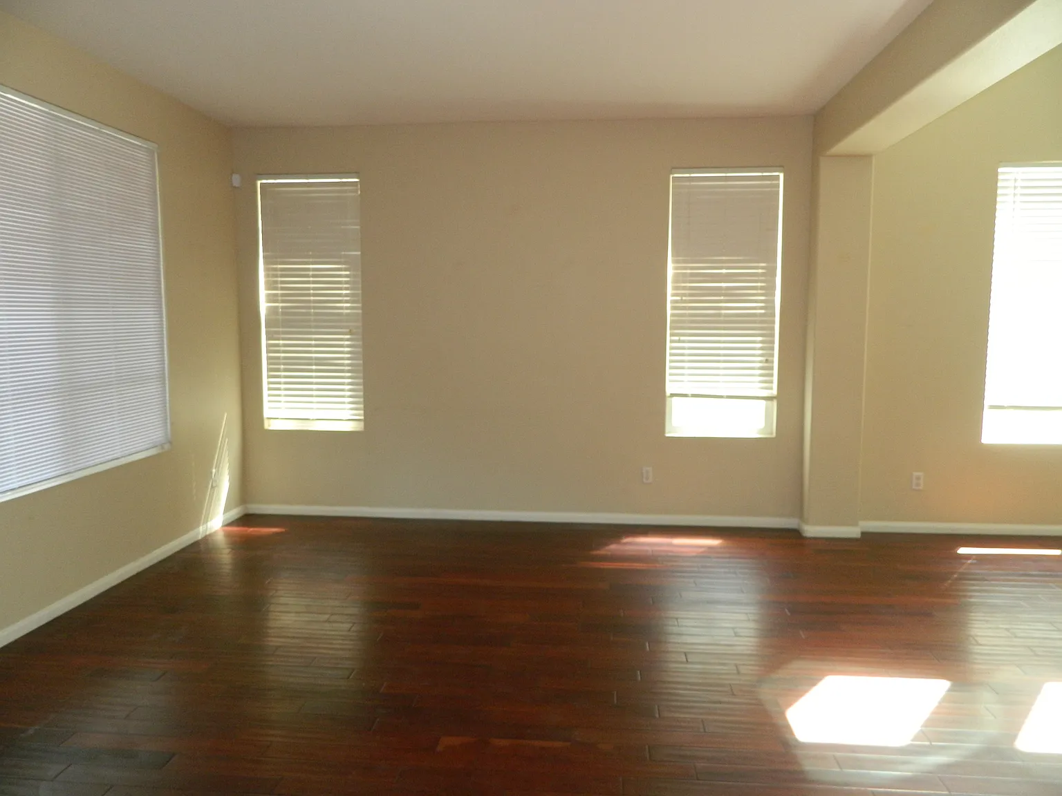 4 bed, 2800 sqft, $3,850 — Photo 3