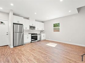 145 E 36th Pl