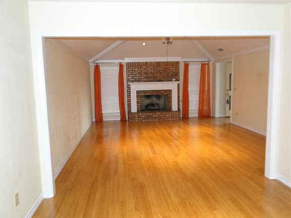 2nd image of 821 Summit Dr