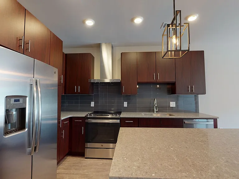 142 Social: Luxury 1 & 2 bedroom apartments with private outdoor space and covered, secured parking. — Photo 19
