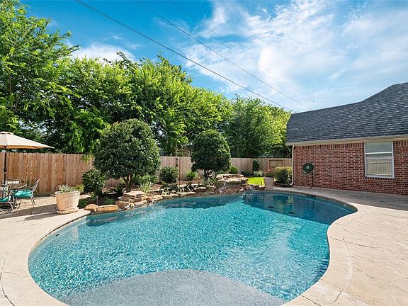 5th image of 714 Silver Creek Cir