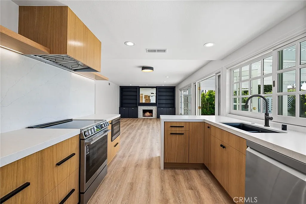 4 bed, 2.5 bath, 2300 sqft, $7,995 — Photo 4