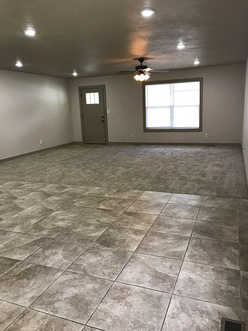 Charming home with attached Garage — Photo 3