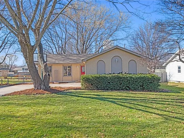 304 S Berkley St, Louisburg, KS 66053