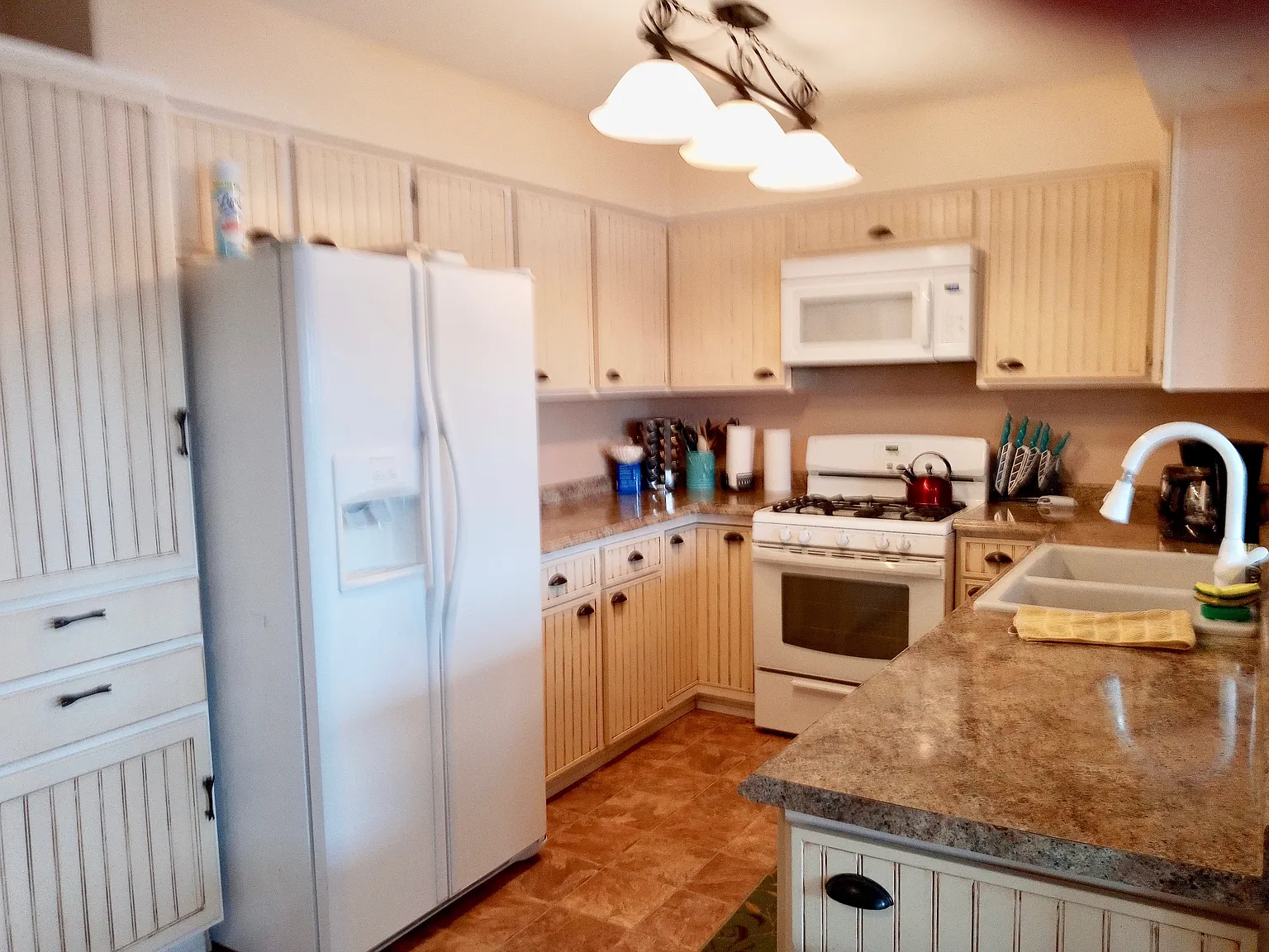 4 bed, 2.5 bath, 2300 sqft, $6,140 — Photo 2