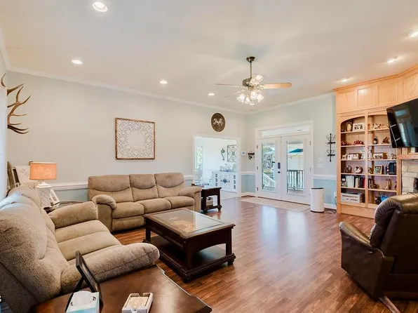 1676 Smithfield Hwy, Newton Grove, NC 28366