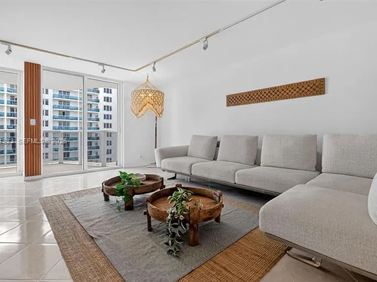 2401 Collins Ave #1406 — Photo 4