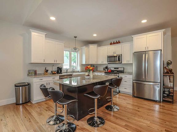 4th image of 5 Blackstone Dr #2