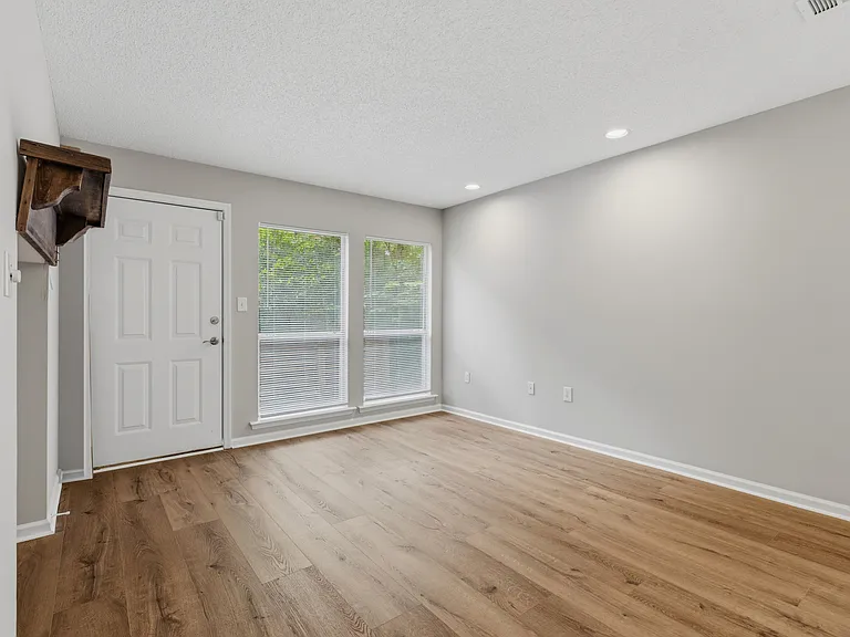 379 Butternut Dr — Photo 8