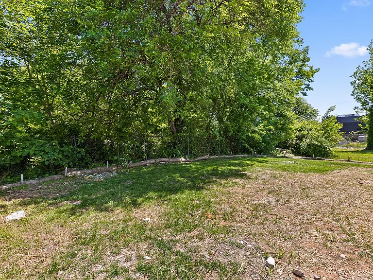 1141 E 14th St — Photo 25