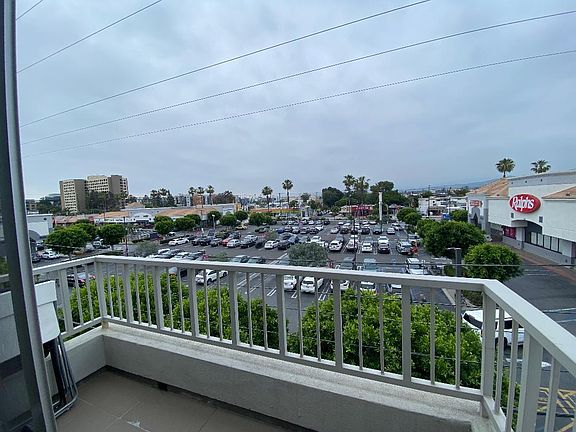 5th image of 10909 Hartsook St #302