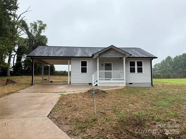 820 Hillsfarm St NE, Lenoir, NC 28645