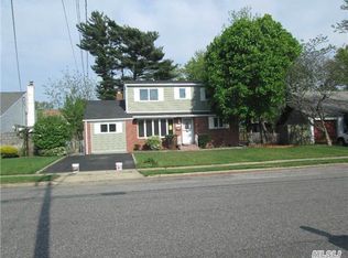 233 E Lake Ave, Massapequa Park, NY 11762