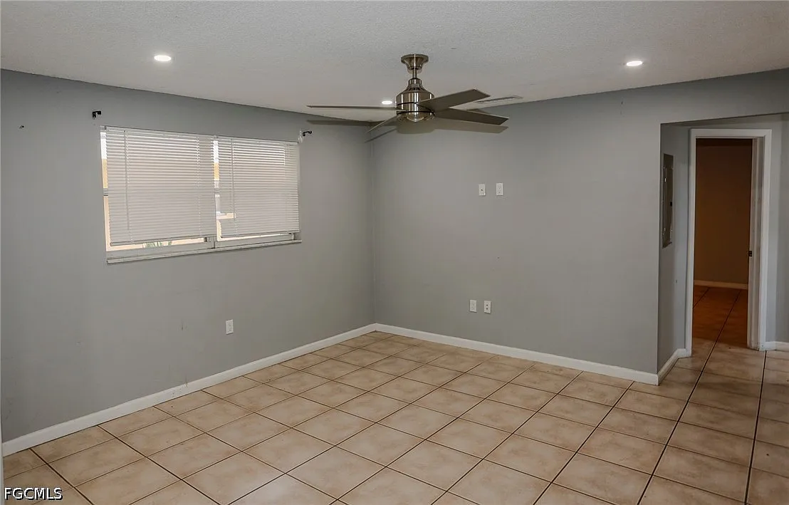 2 bed, 1.0 bath, 920 sqft, $1,050 — Photo 3