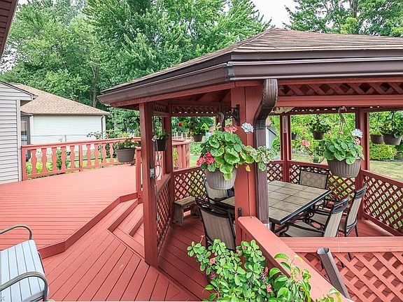3rd image of 1071 Cliffview Dr