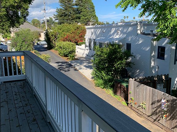 Private driveway leading to the duplez