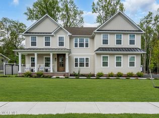 15 Charleston St, Farmingdale, NJ 07727