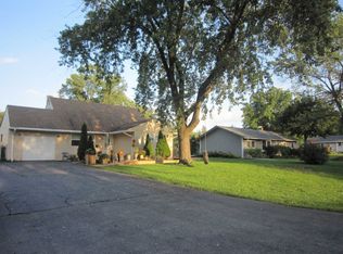 1S179 Buttercup Ln, Villa Park, IL