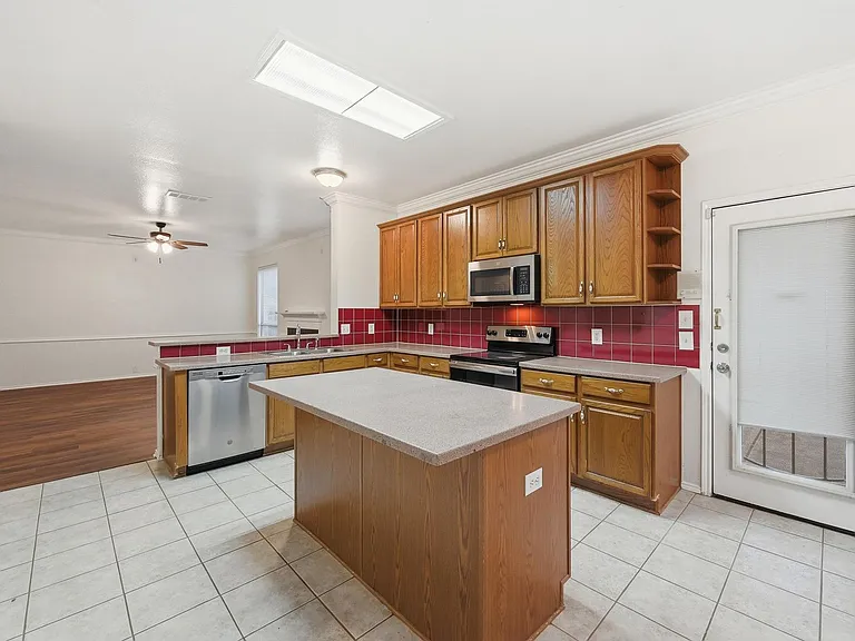 2216 Oak Park Dr — Photo 5