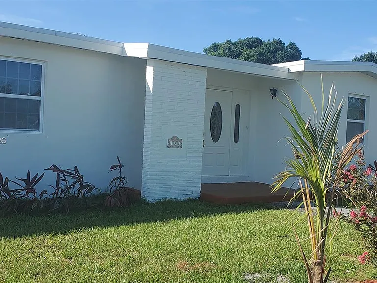131 SE Serenata Ct — Photo 1