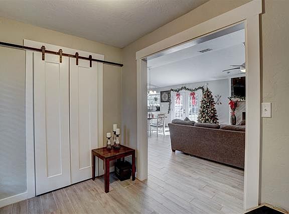 3rd image of 905 NE Dove Ln