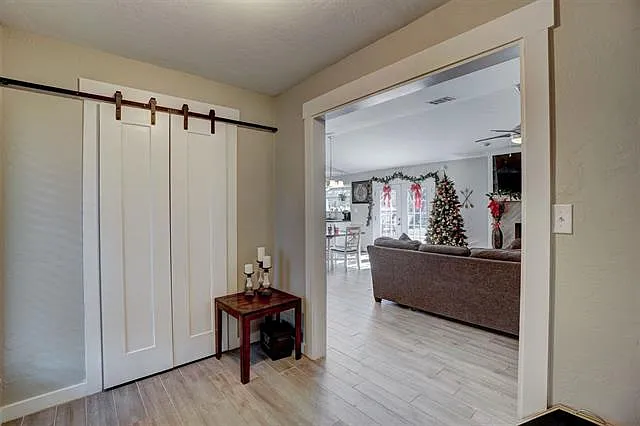 905 NE Dove Ln — Photo 3