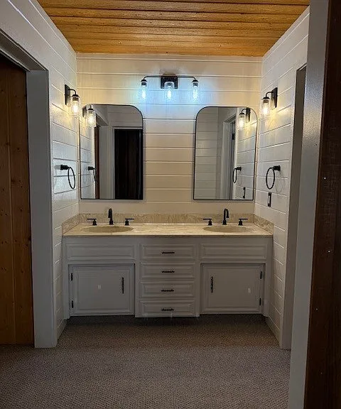 Master bathroom sinks & closet