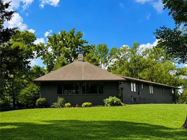 19260 Hedge Ln, Spring Hill, KS 66083