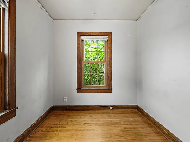 833 Midland St — Photo 6