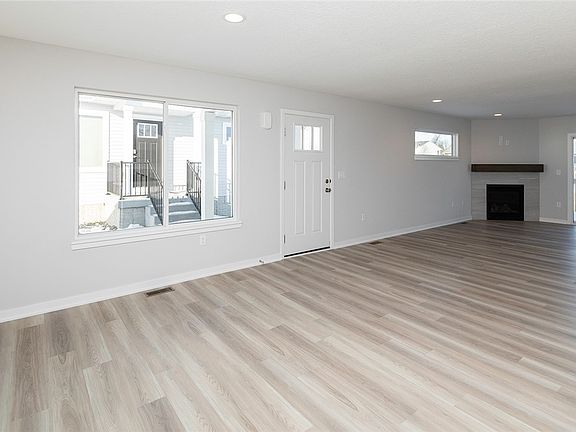 3rd image of 1475 SE Primrose Dr SE